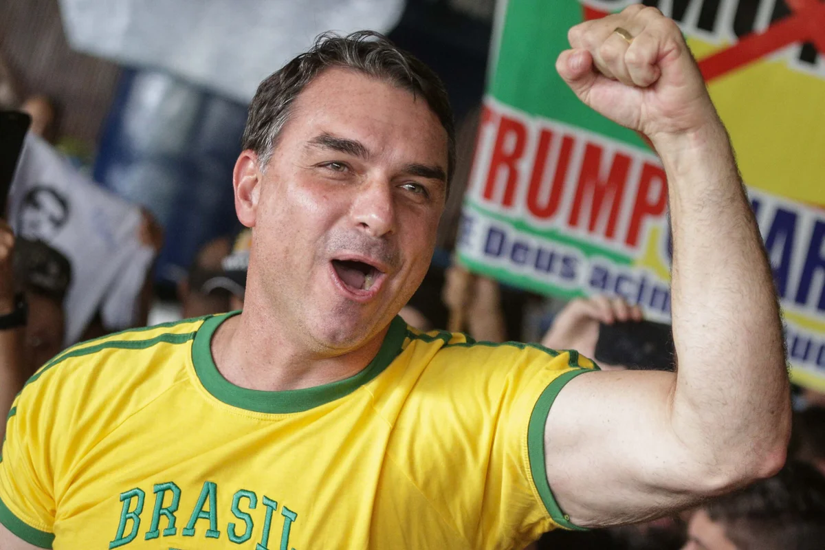 PT acusa Flávio Bolsonaro de traição após viagem aos EUA para evitar tarifas