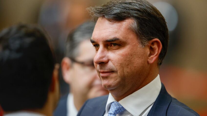 PT satiriza Flávio Bolsonaro e usa Bíblia em ataque político