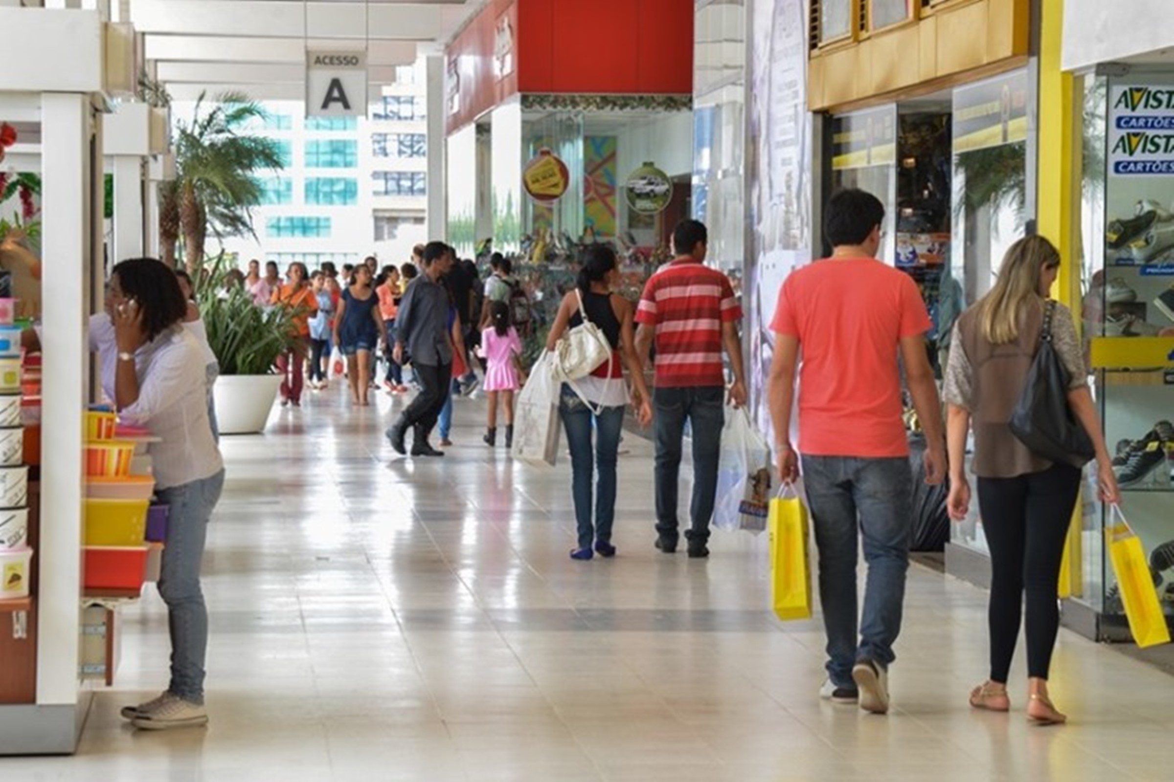 Varejo recua 1,5% em abril, puxado por queda em combustíveis, aponta IBGE