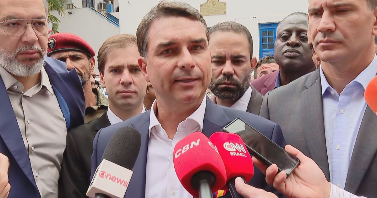 Negociação de Flávio Bolsonaro com Vorcaro ameaça pré-campanha, dizem analistas