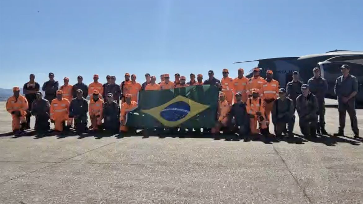 Brasil envia quarto voo com bombeiros e donativos para Venezuela após terremotos
