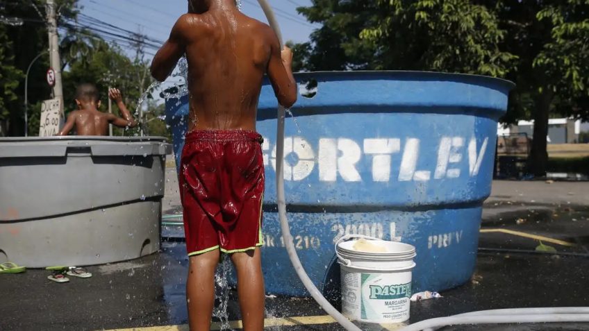 Metade das crianças do mundo enfrenta múltiplos riscos climáticos, alerta Unicef