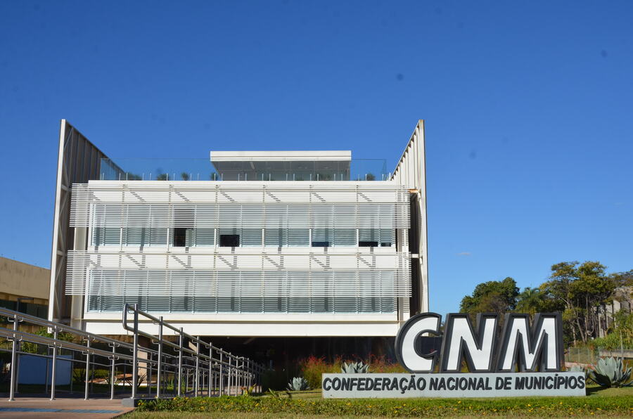 Quase metade dos municípios brasileiros já adota emendas impositivas de vereadores, aponta estudo