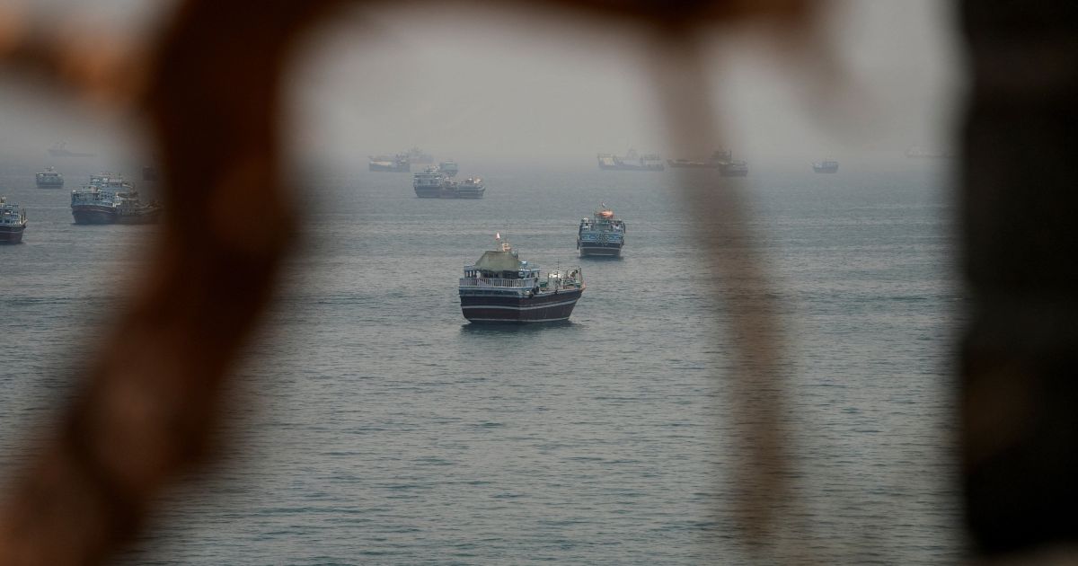Navios Evitam Estreito de Ormuz Após Ataques; Autoridades Elevam Alerta