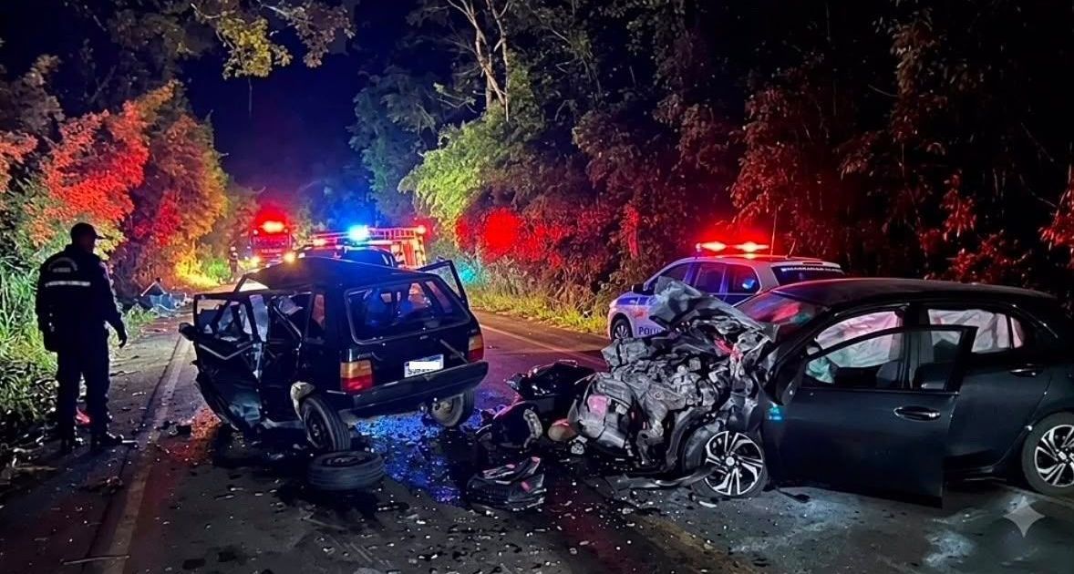 Acidente entre dois carros deixa quatro mortos em Ipanema