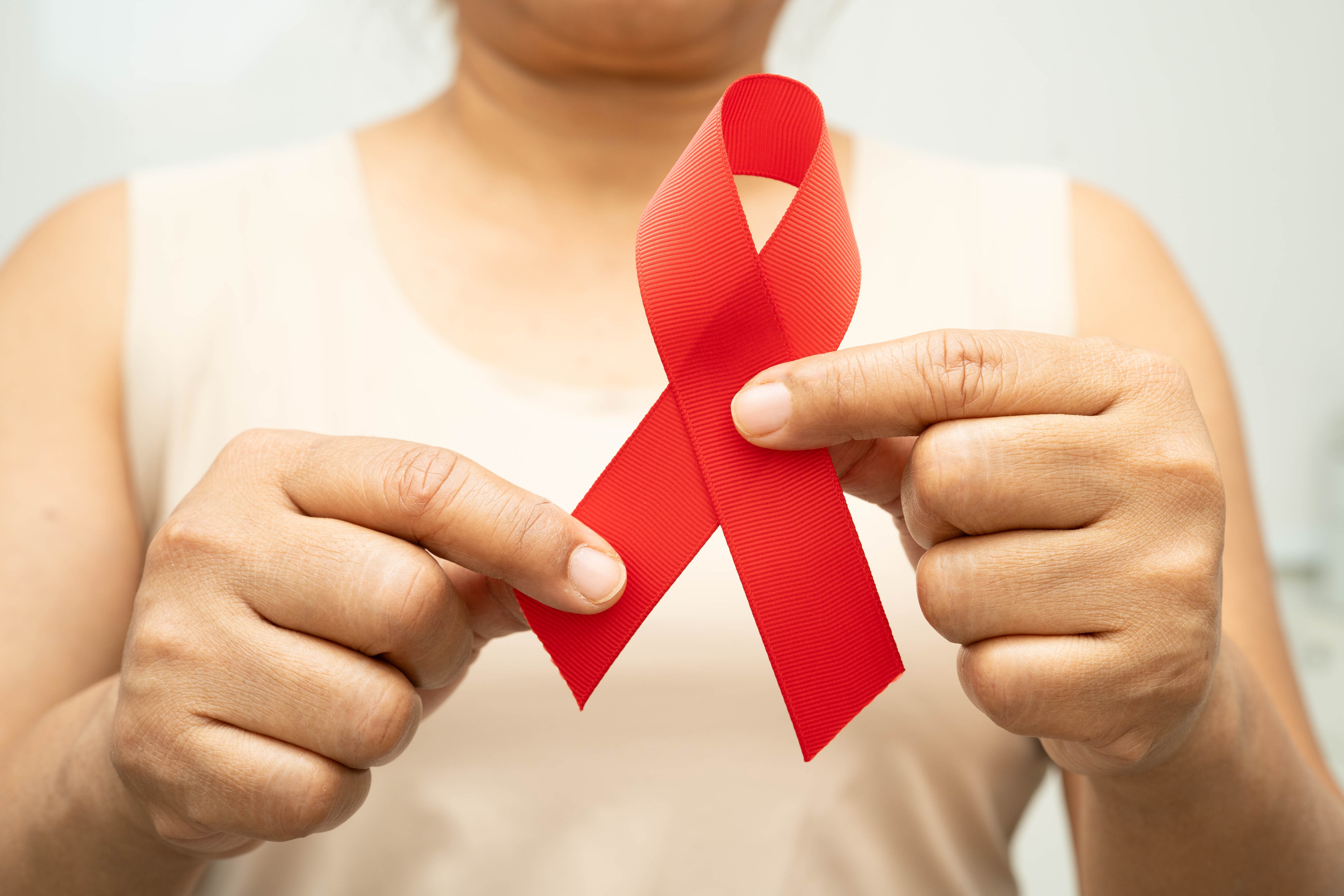 ONU alerta: cortes na ajuda internacional ameaçam décadas de progresso na luta contra o HIV