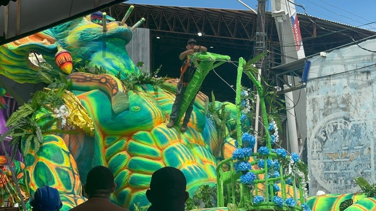 Queda de alegoria do Boi Caprichoso em Parintins causa correria; ninguém se feriu