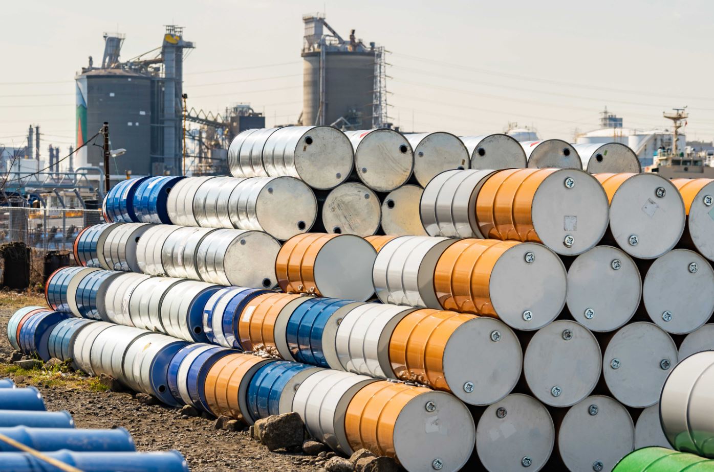 Queda no preço do barril do petróleo alivia mundo, mas pressiona Petrobras