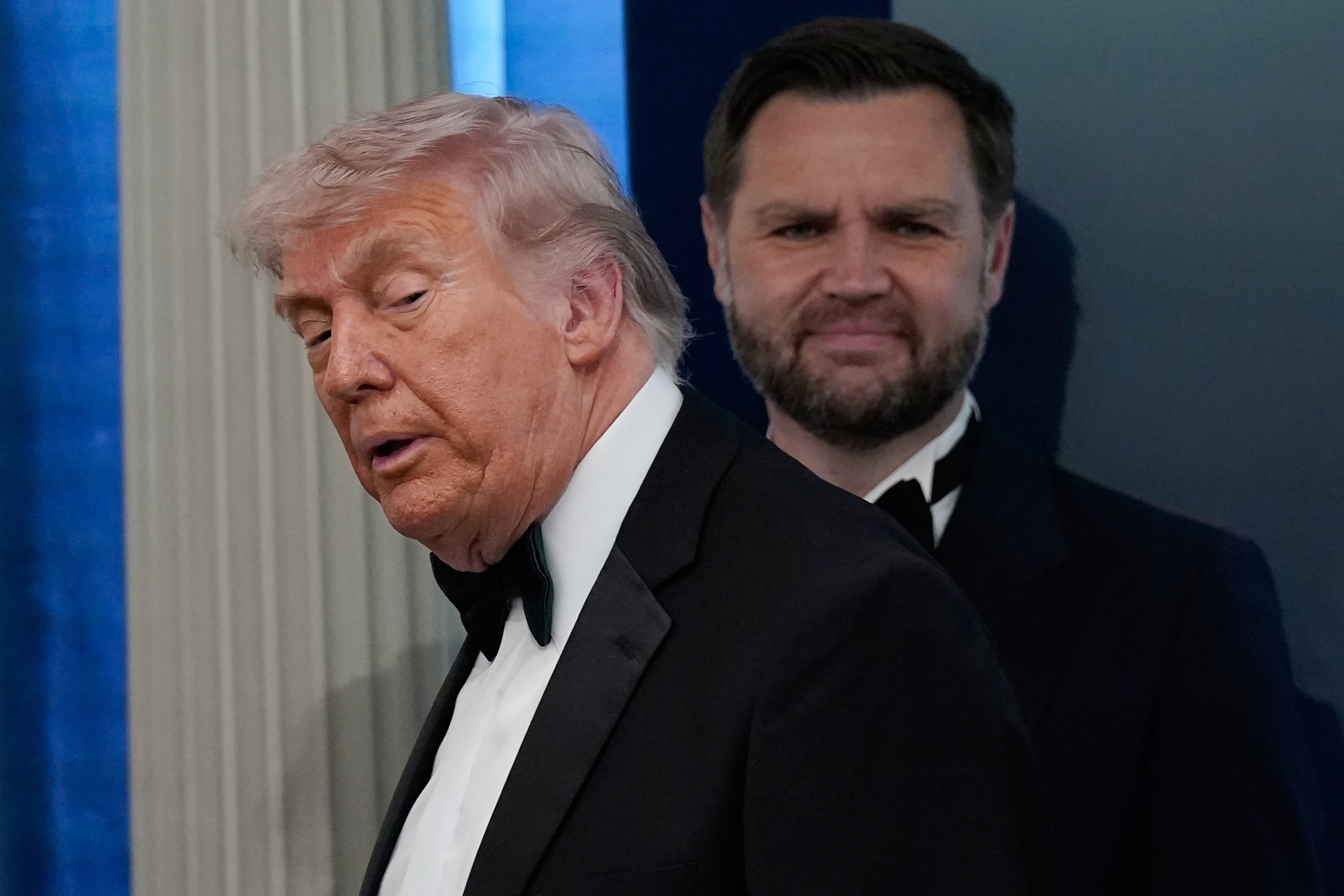Ataque em Washington: Como a Constituição dos EUA assegura a sucessão presidencial