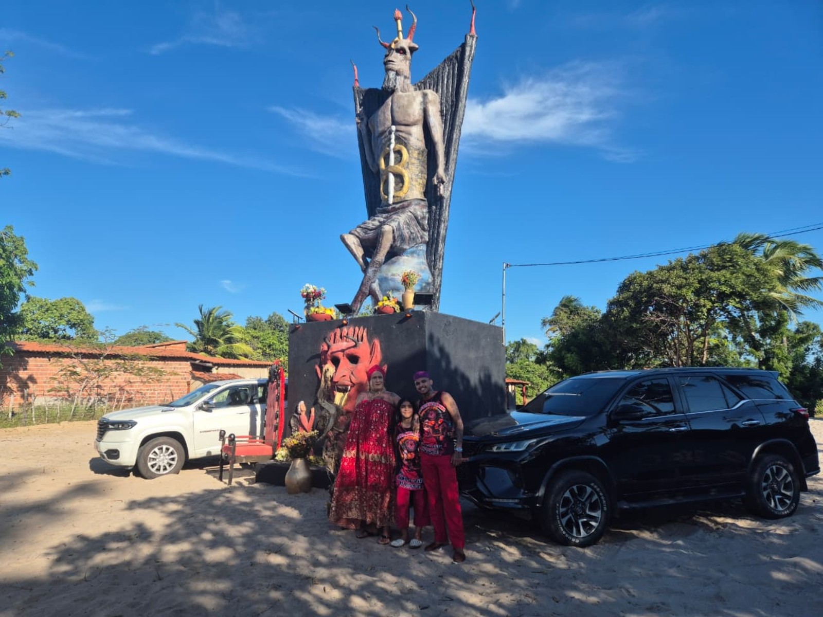 Feiticeira inaugura estátua de 11 metros dedicada ao Diabo no Ceará