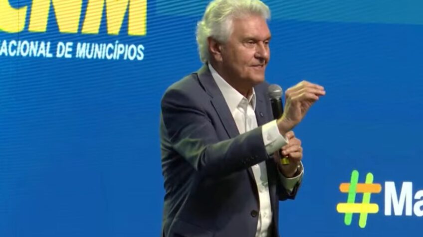 Caiado questiona Lula e programa Desenrola em discurso na Marcha dos Prefeitos