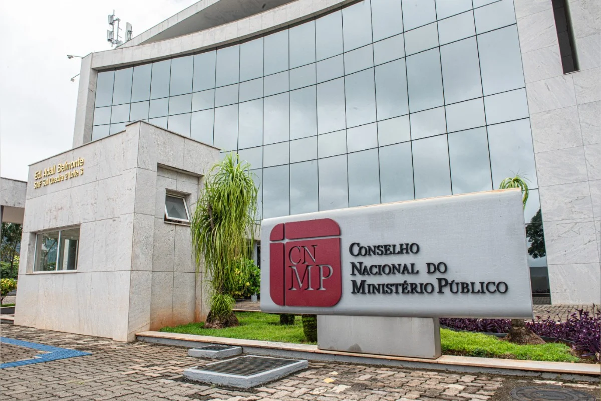 Promotores Luiz Márcio Teixeira Cypriano e Juliana Dias Ferreira de Pinho Nobre, e o procurador Isaías Medeiros de Oliveira são afastados de suas funções por suspeita de associação criminosa