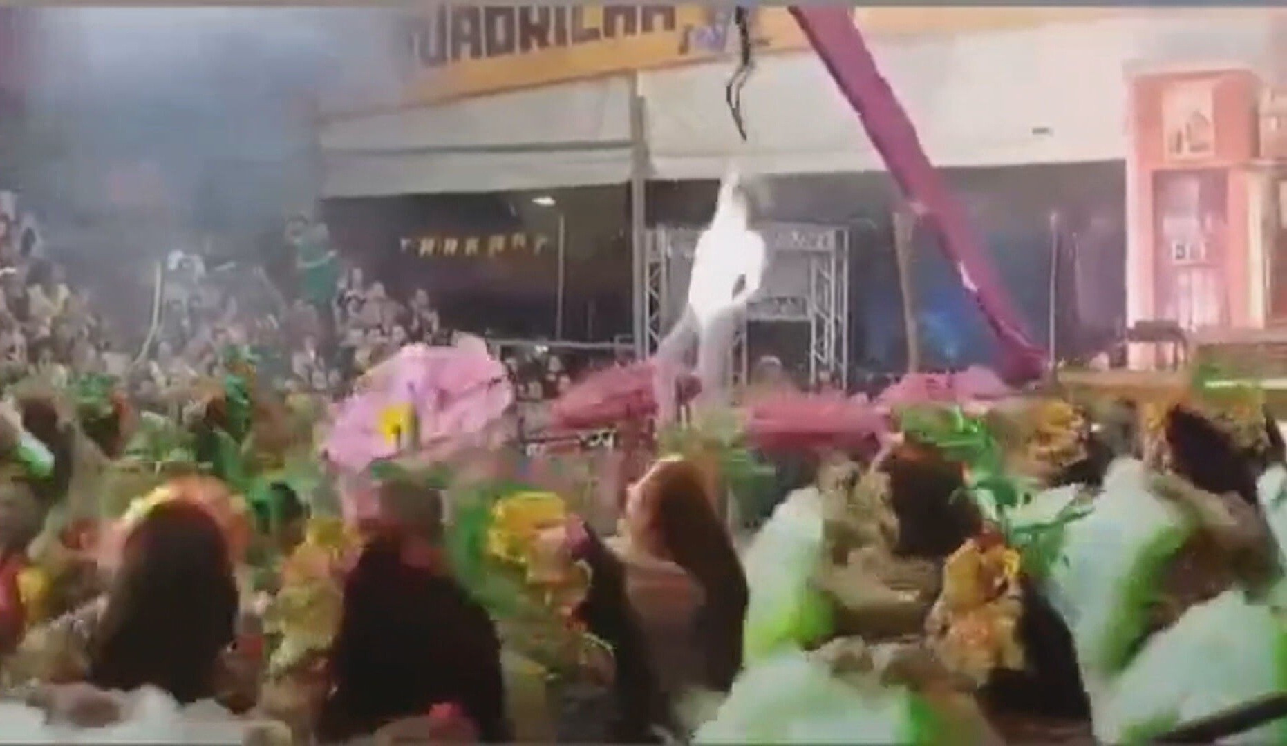 Rainha de quadrilha junina despenca de grua durante apresentação no Recife