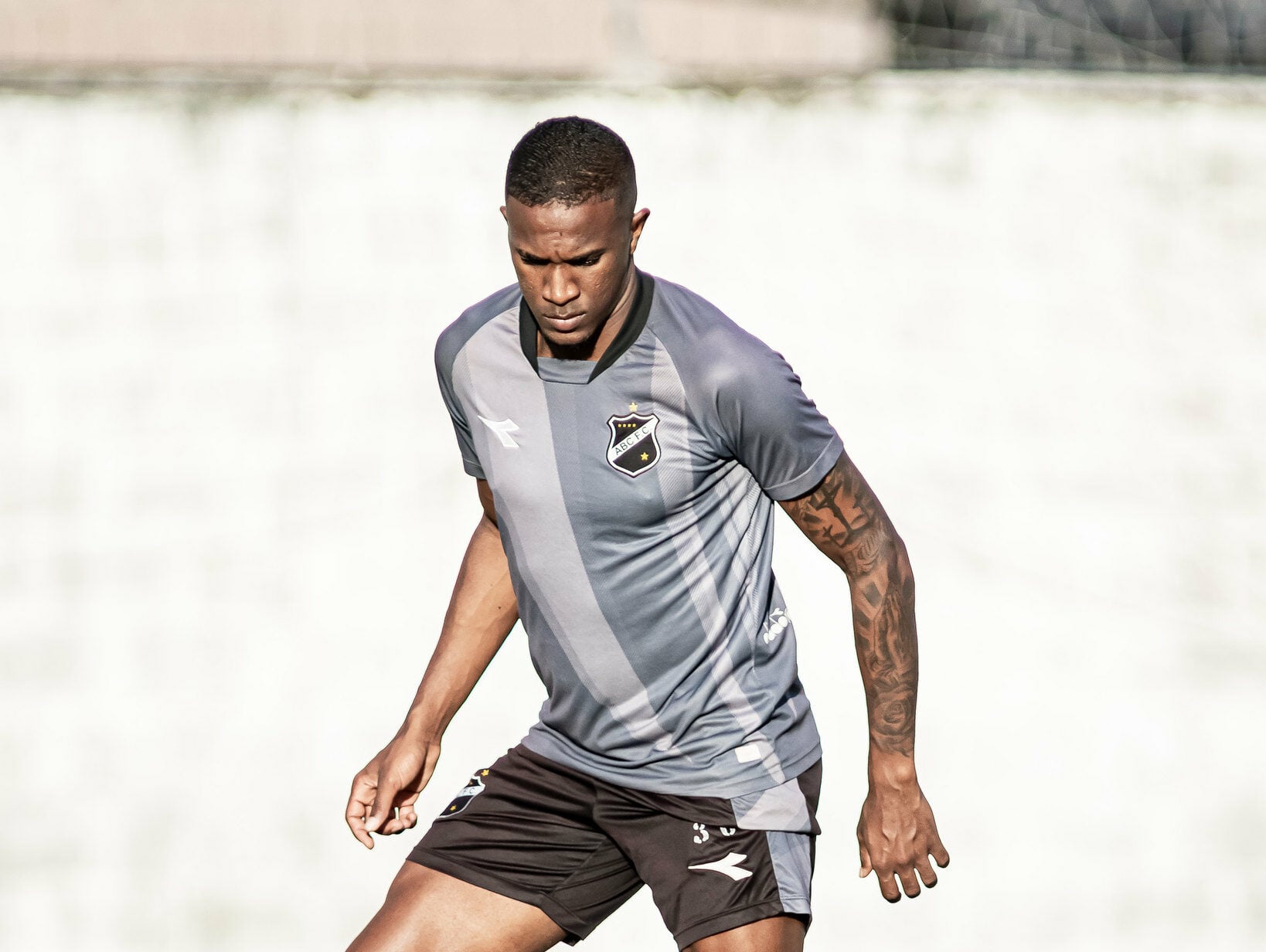 Volante Ramires tem contrato publicado no BID e fica à disposição do ABC para estreia contra o Altos
