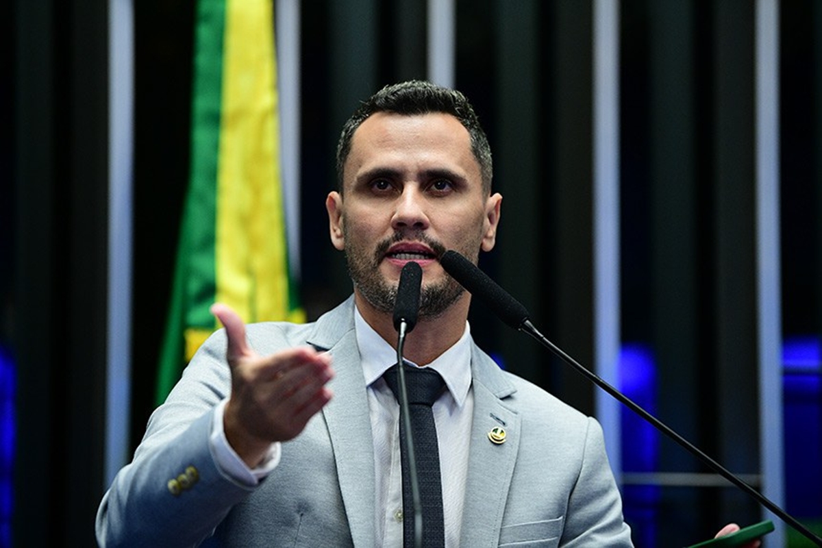 Cleitinho Azevedo lidera pesquisas para governo de Minas Gerais em cenários de 1º e 2º turnos