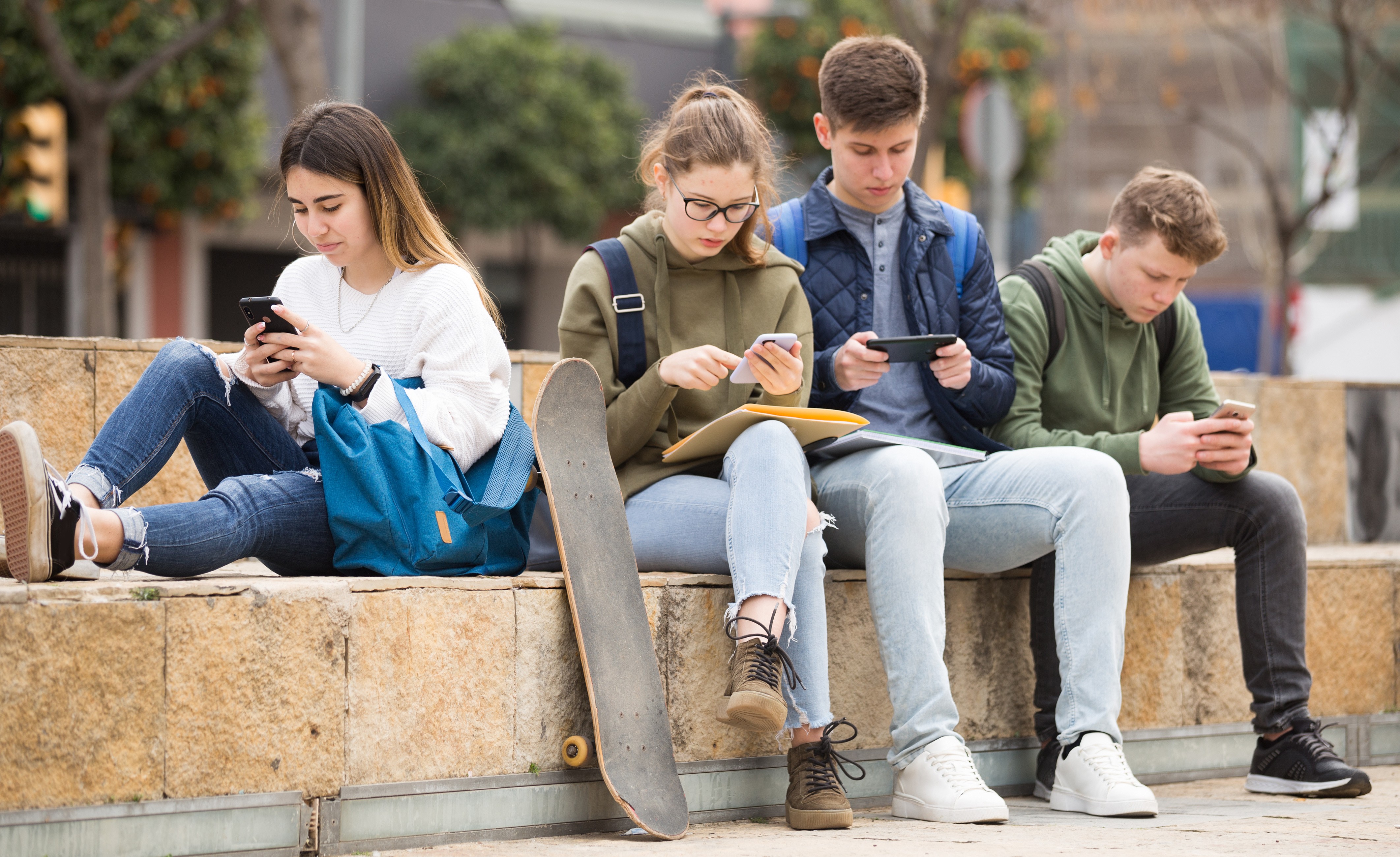 Restrições ao uso de redes sociais elevam bem-estar de Adolescentes
