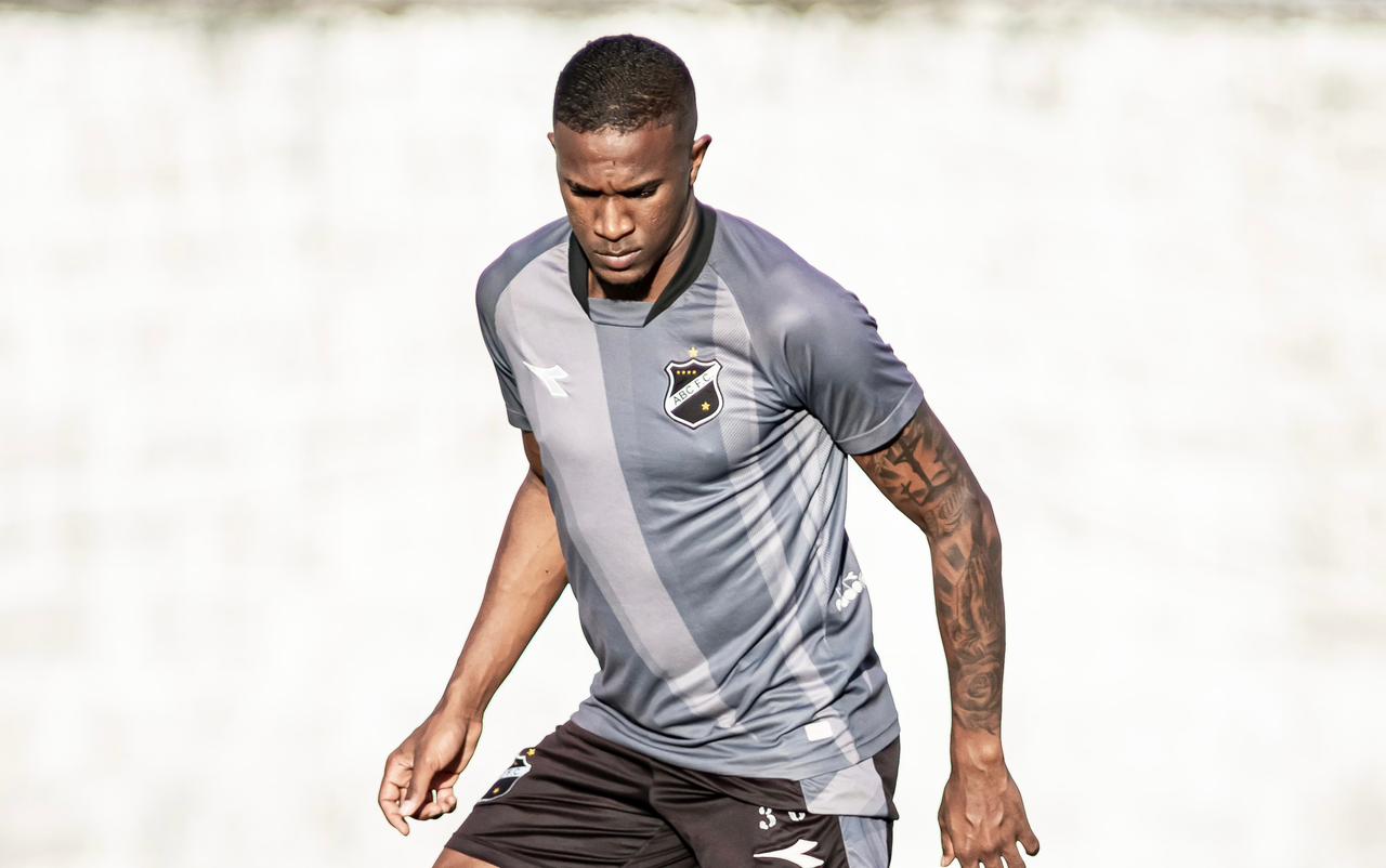 Ramires regularizado, volante fica à disposição do ABC para a Série D