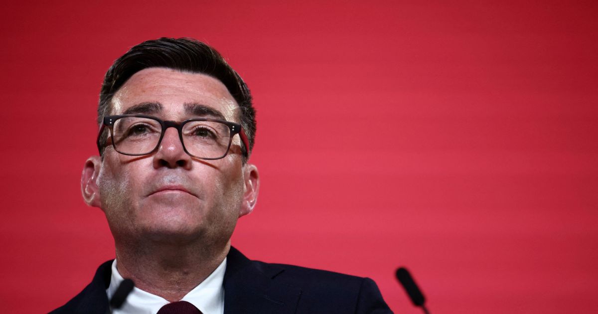 Andy Burnham assume o comando do Reino Unido em meio a crise econômica