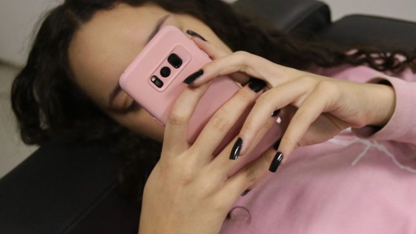 Reino Unido exige que big techs protejam crianças de imagens de nudez