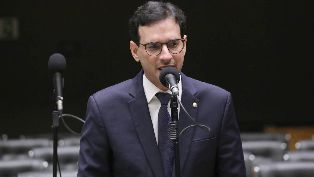 Deputado Leo Prates sugere fim do limite de jornada para quem ganha acima de R$ 16 mil na PEC 6x1