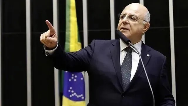 Relator flexibiliza controle governamental em mineração estratégica
