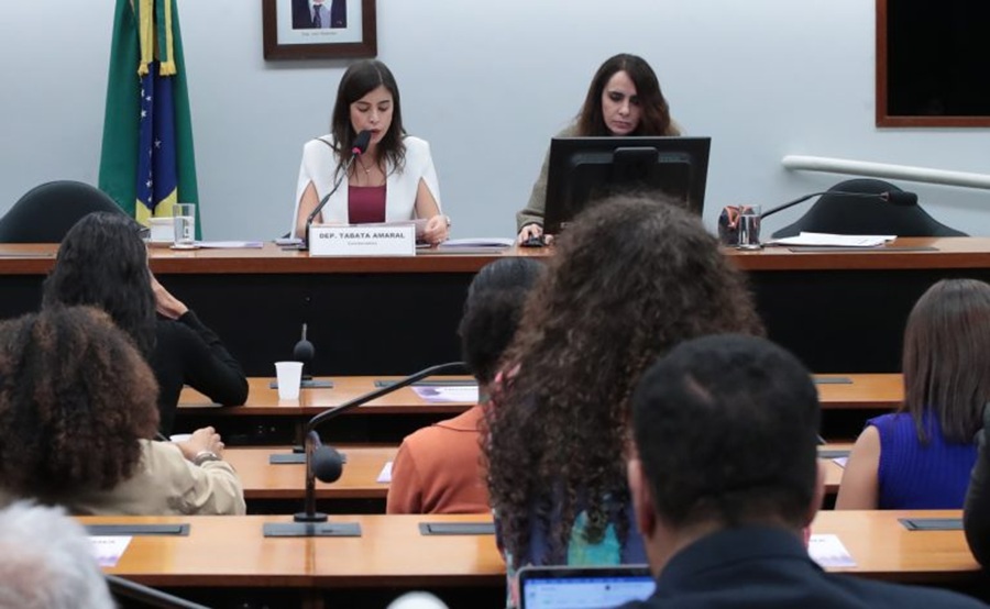 Câmara dos Deputados aprova nova versão de projeto que criminaliza misoginia com punição mais rígida na internet
