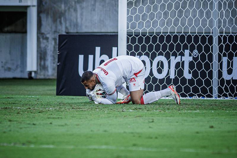 Renan Bragança destaca força defensiva do América e mira liderança diante do Central-PE