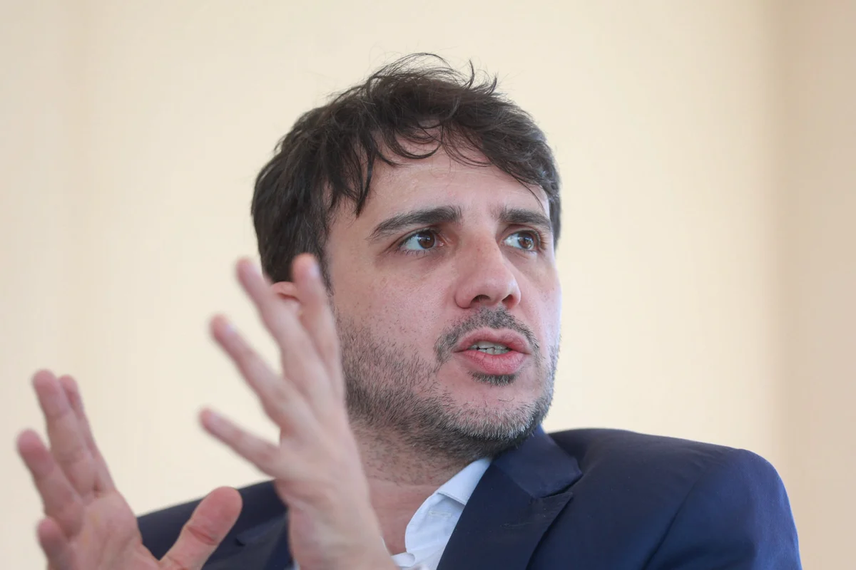 Renan Santos propõe investimento de R$ 1,5 trilhão para desfavelização