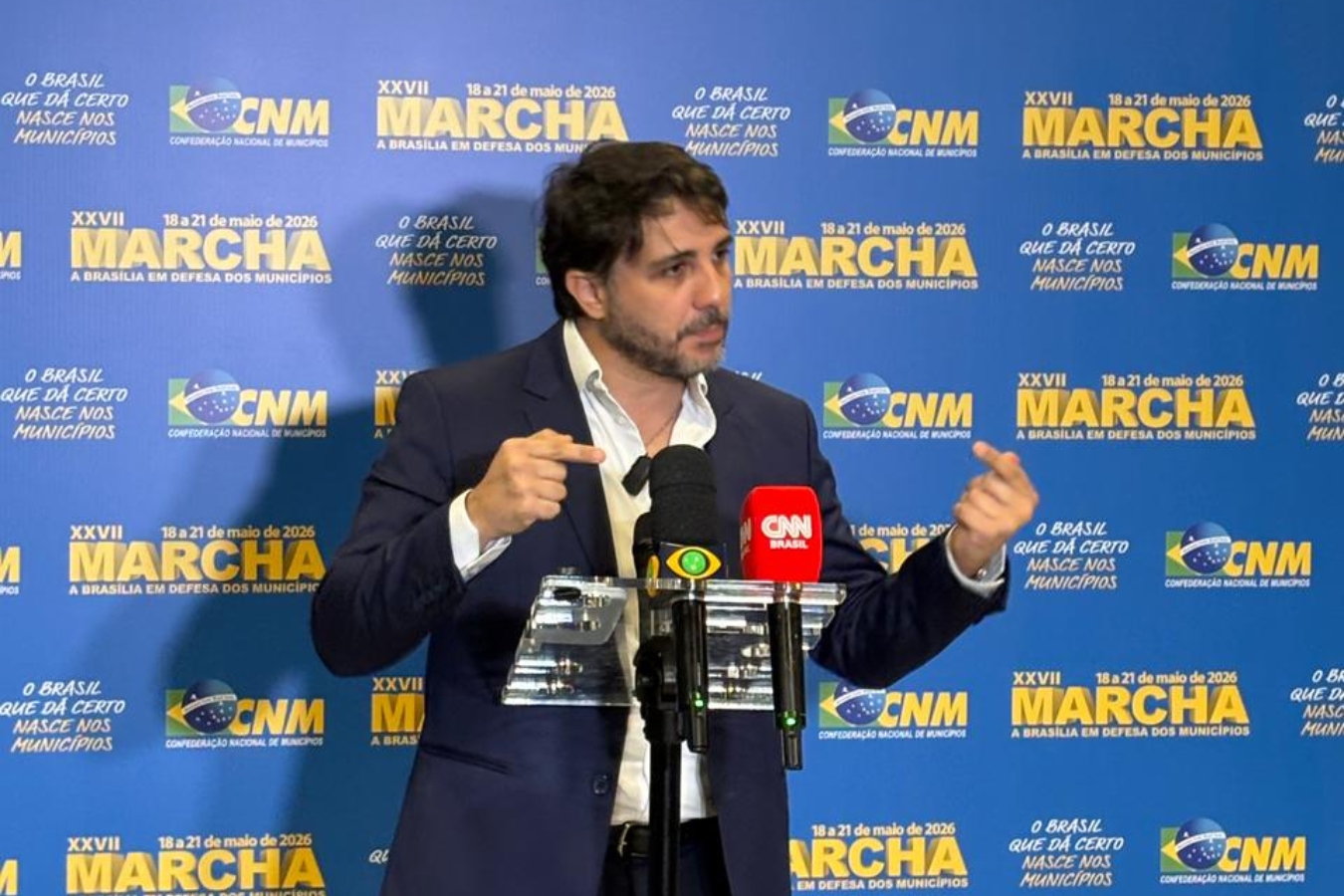 Renan Santos compara escolha entre Lula e Flávio Bolsonaro a contrair Ebola ou ser atropelado