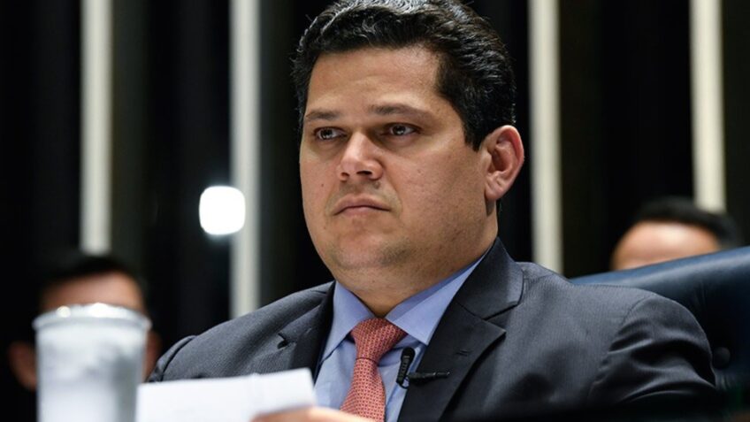 Fiesp busca Alcolumbre para frear fim da jornada 6x1 em projeto de lei