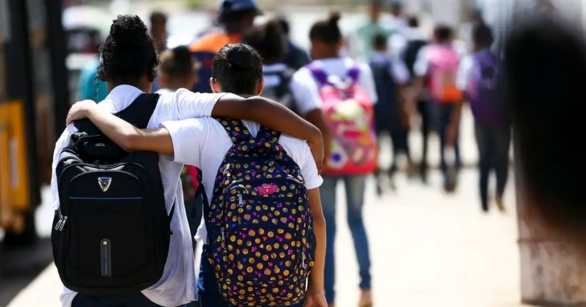 Reprovação no ensino médio despenca 62% em três anos, aponta MEC