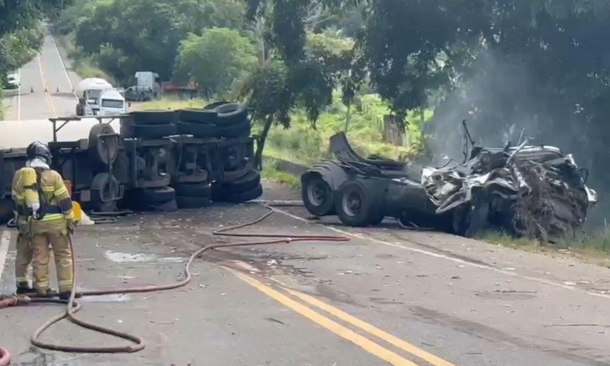 Bombeiros e PRF Liberam BR-330 na Bahia após Acidente com GLP