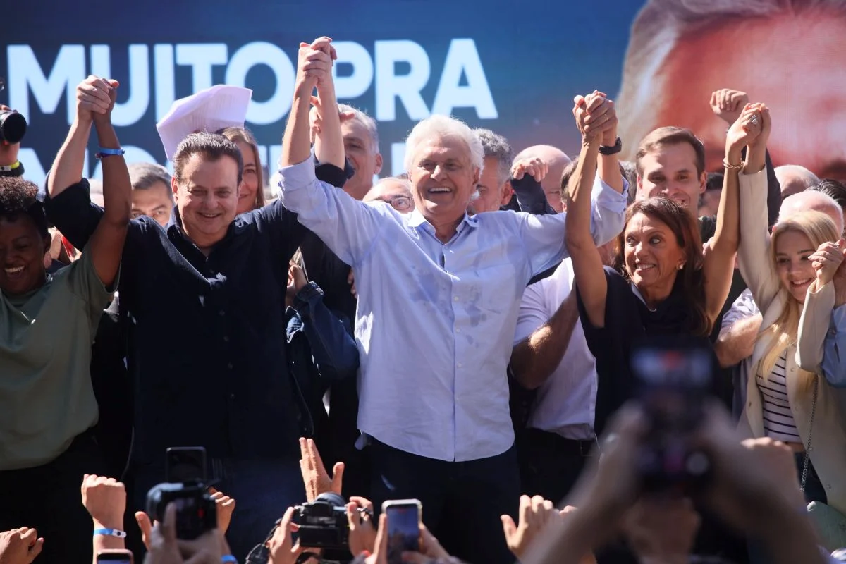 Caiado tenta romper polarização entre Lula e Flávio Bolsonaro nas eleições