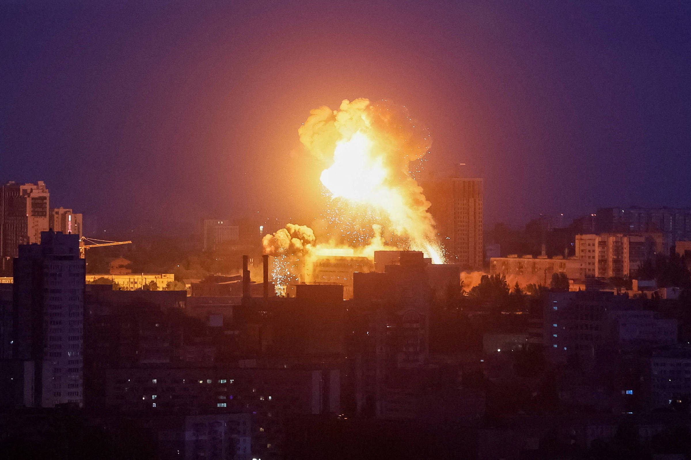 Rússia emprega supermíssil Orechnik em ataque massivo contra Ucrânia; 4 mortos