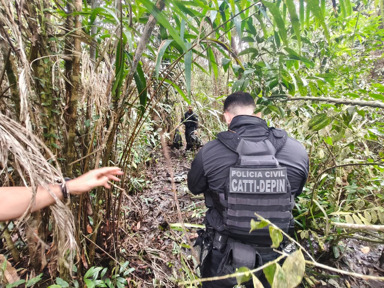 Investigação encontra objetos em área de mata após desaparecimento de jovens em Eunápolis