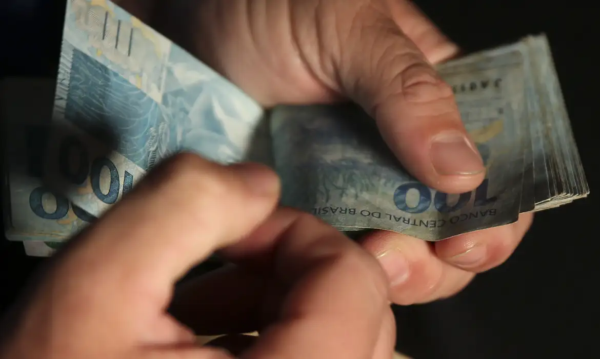 IBGE registra salário recorde de R$ 3.722 no Brasil