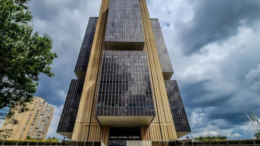 Saldo de crédito atinge R$ 7,2 trilhões em abril com alta de 0,3%, aponta Banco Central