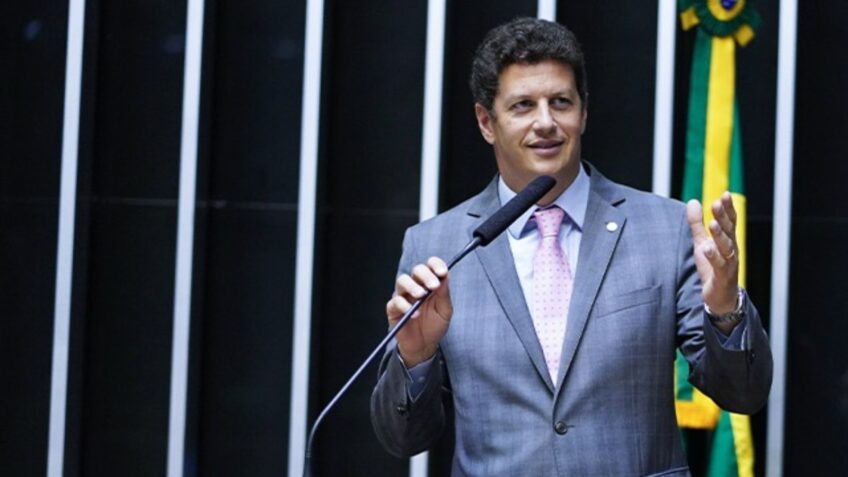 Salles critica proximidade de Flávio Bolsonaro com banqueiro preso; cita imoralidade