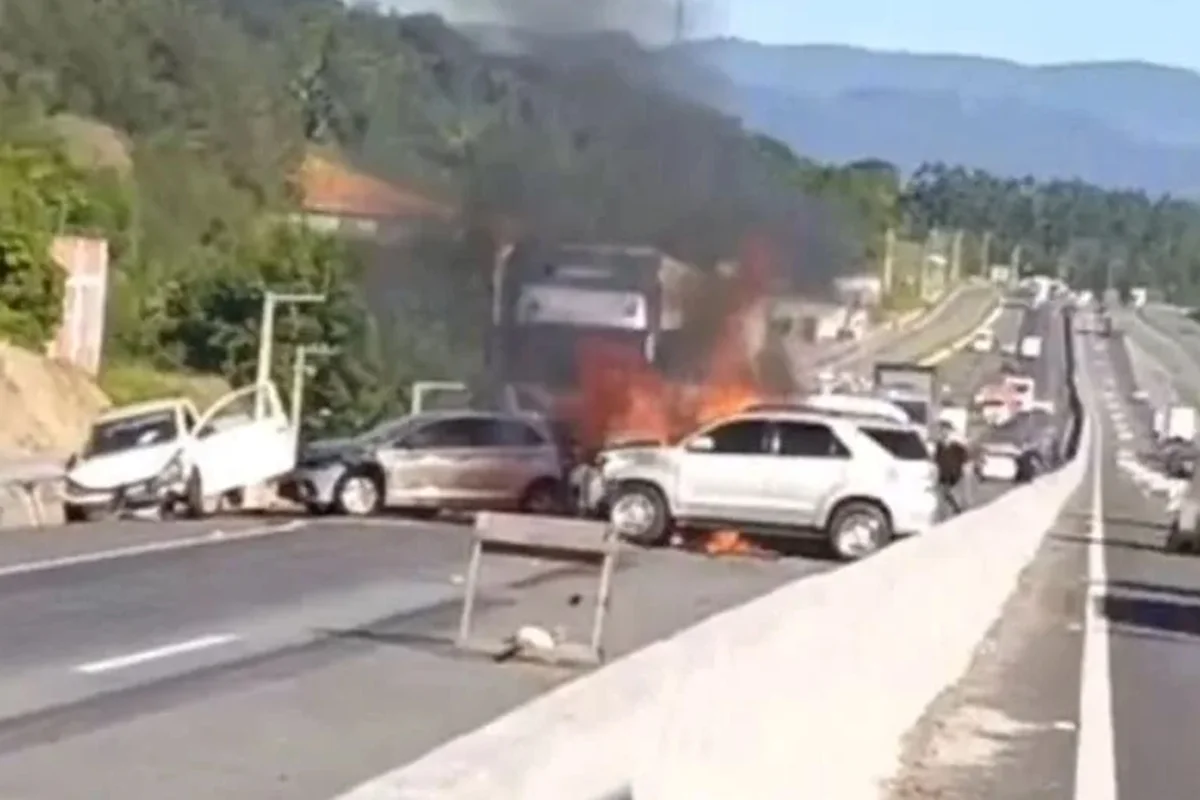 BR-470: grave acidente com mortes e incêndio bloqueia rodovia em Santa Catarina
