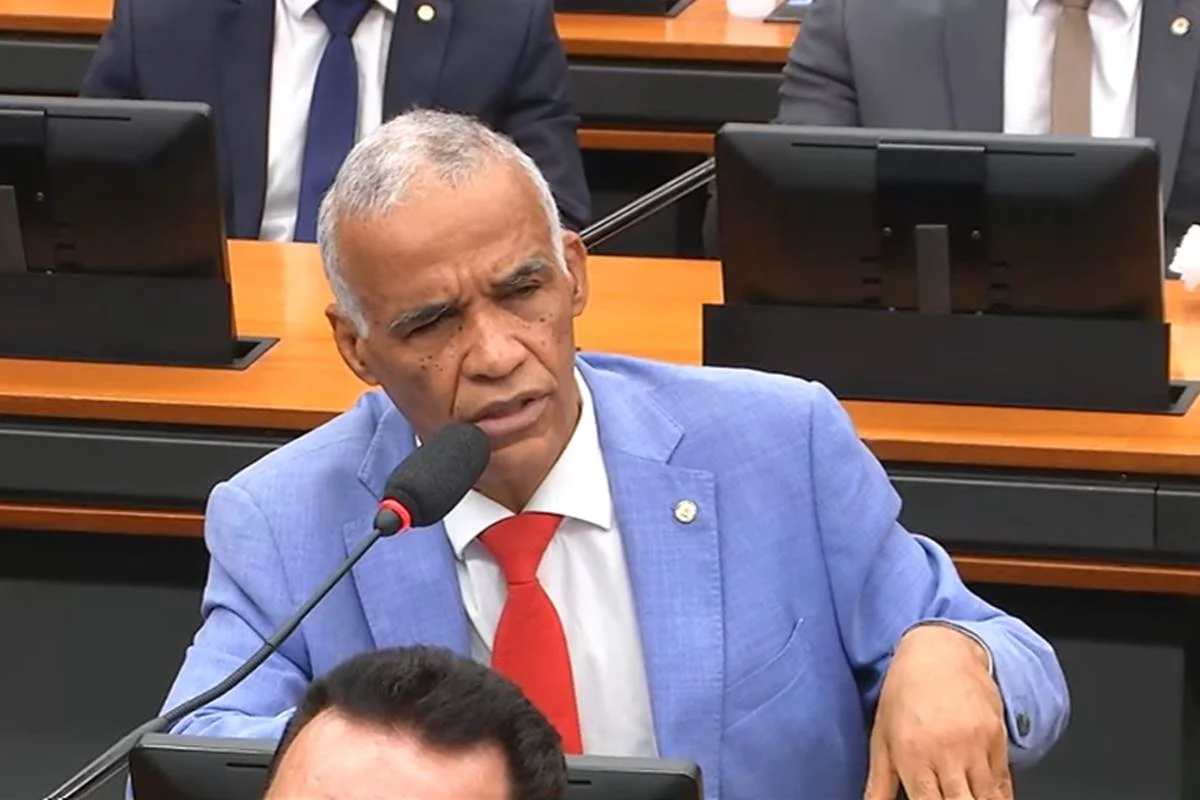 Deputado Isidório pilota moto sem capacete ensinando carona em posição inusitada