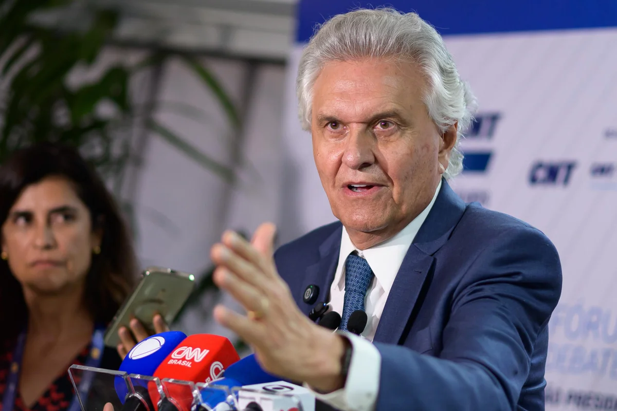 Caiado confirma presença em debate presidencial mesmo com ausência de Lula, Flávio e Zema