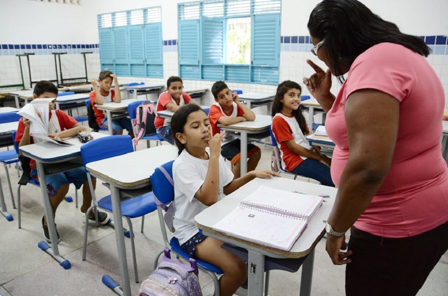 Senado aprova proposta que permite a alunos com deficiência ter profissional de apoio escolar