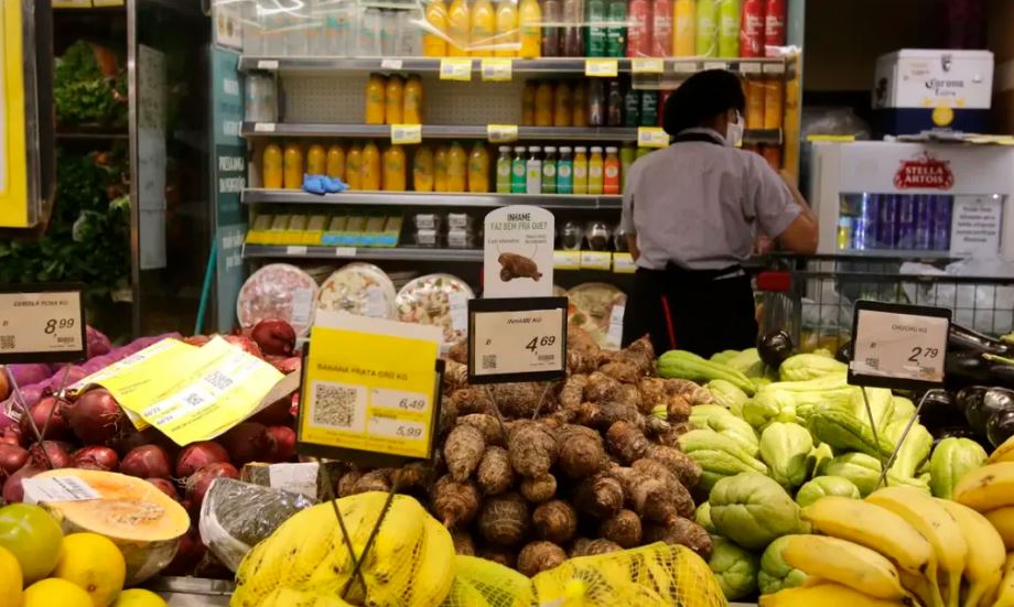 Serviços e comércio sustentam empregos formais no RN em maio, contrabalançando perdas na agropecuária e construção