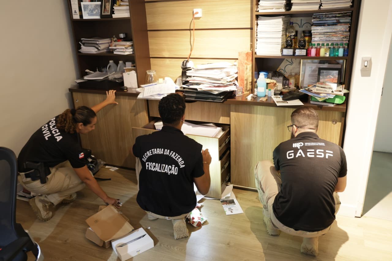 Servidor público e outras duas pessoas são presas por suspeita de sonegar R$ 400 milhões na BA
