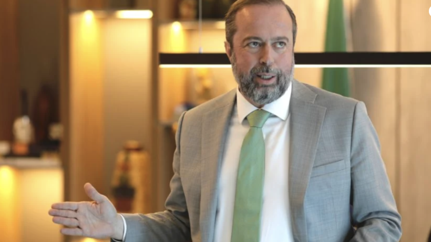 Ministro de Minas e Energia defende redução de preços da Petrobras após queda do Brent