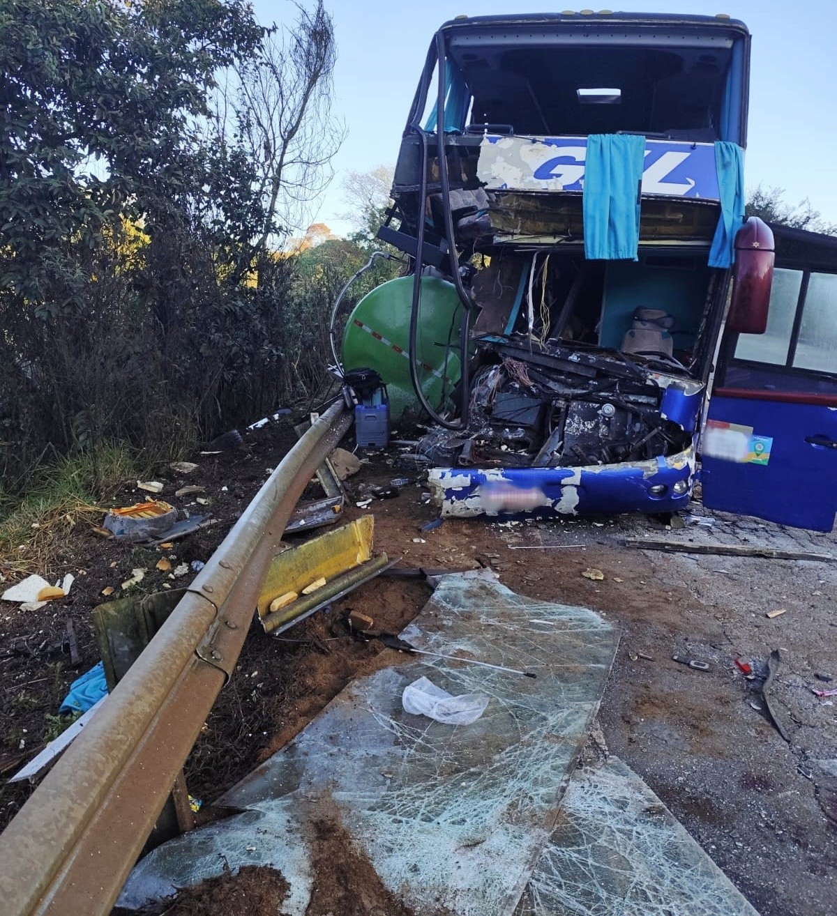 Sobreviventes relatam desespero após acidente fatal na BR-267