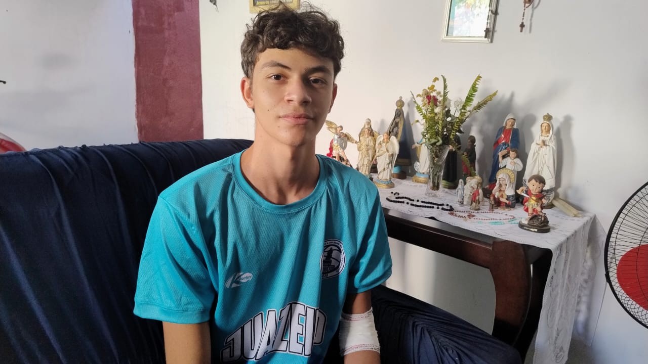 Sobrevivente de acidente com ônibus de basquete no Ceará volta para casa