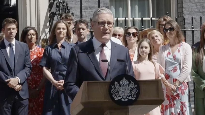 Keir Starmer formaliza renúncia e encerra ciclo como premiê do Reino Unido