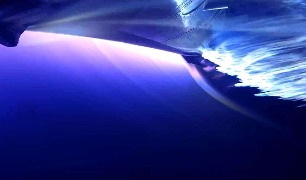 Starship enfrenta reentrada e brilha sob halo de plasma na atmosfera