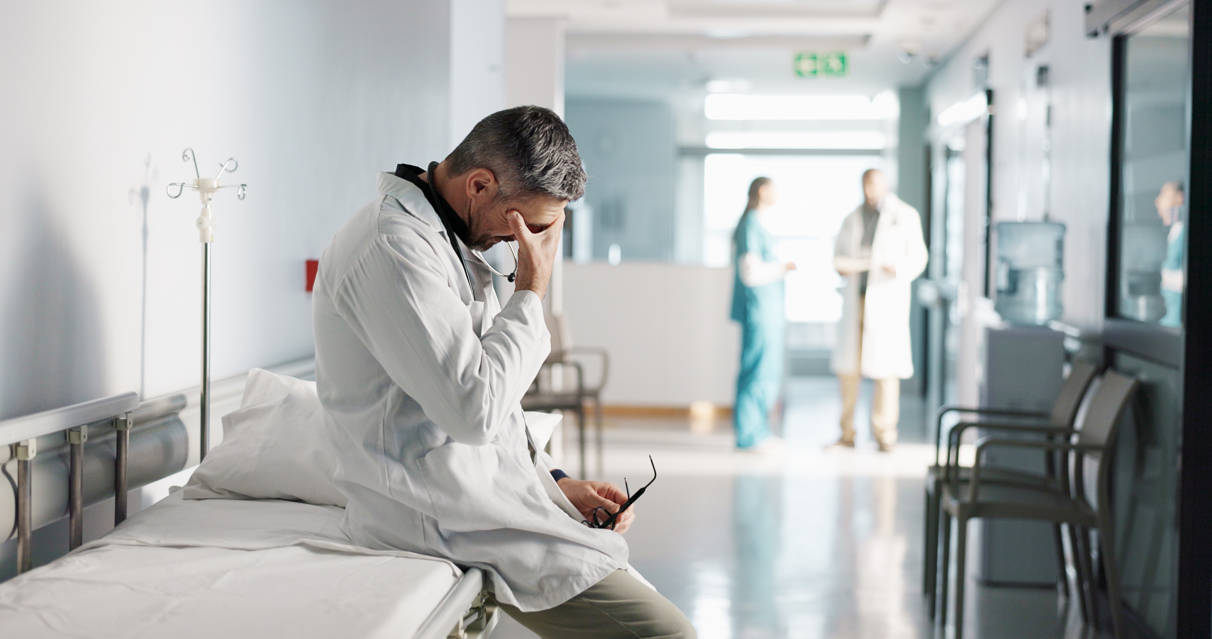 Suicídio entre médicos: o impacto do estigma e a urgência de mudança na saúde ocupacional